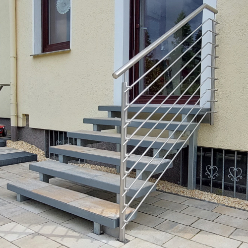 Treppe mit Handlauf aus Edelstahl